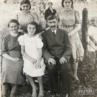 Giszczyńska Stanisława wraz z rodziną (siedzi pośrodku).